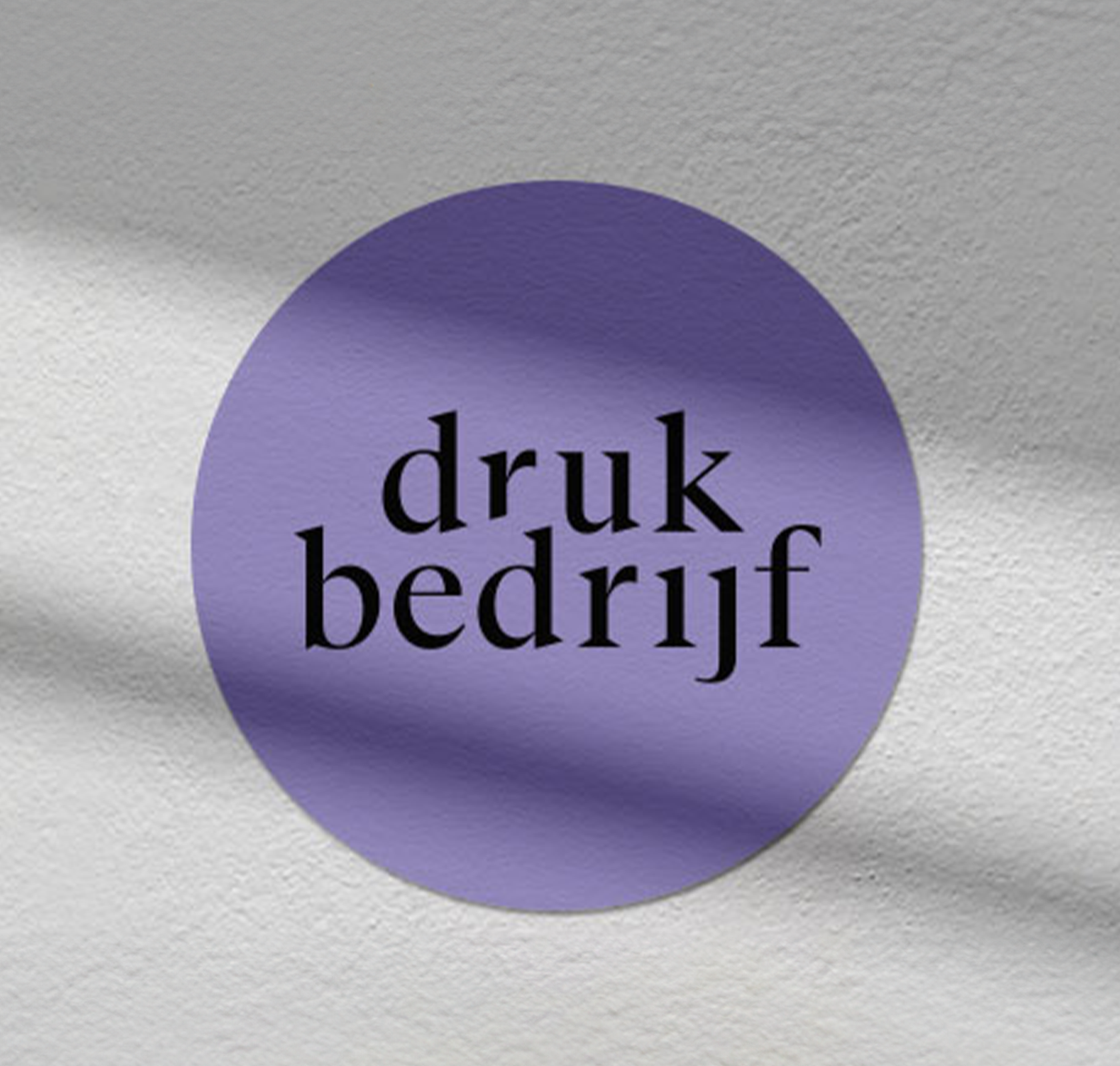 Logo zichtbaar op beurswand met een custom cirkel behang.