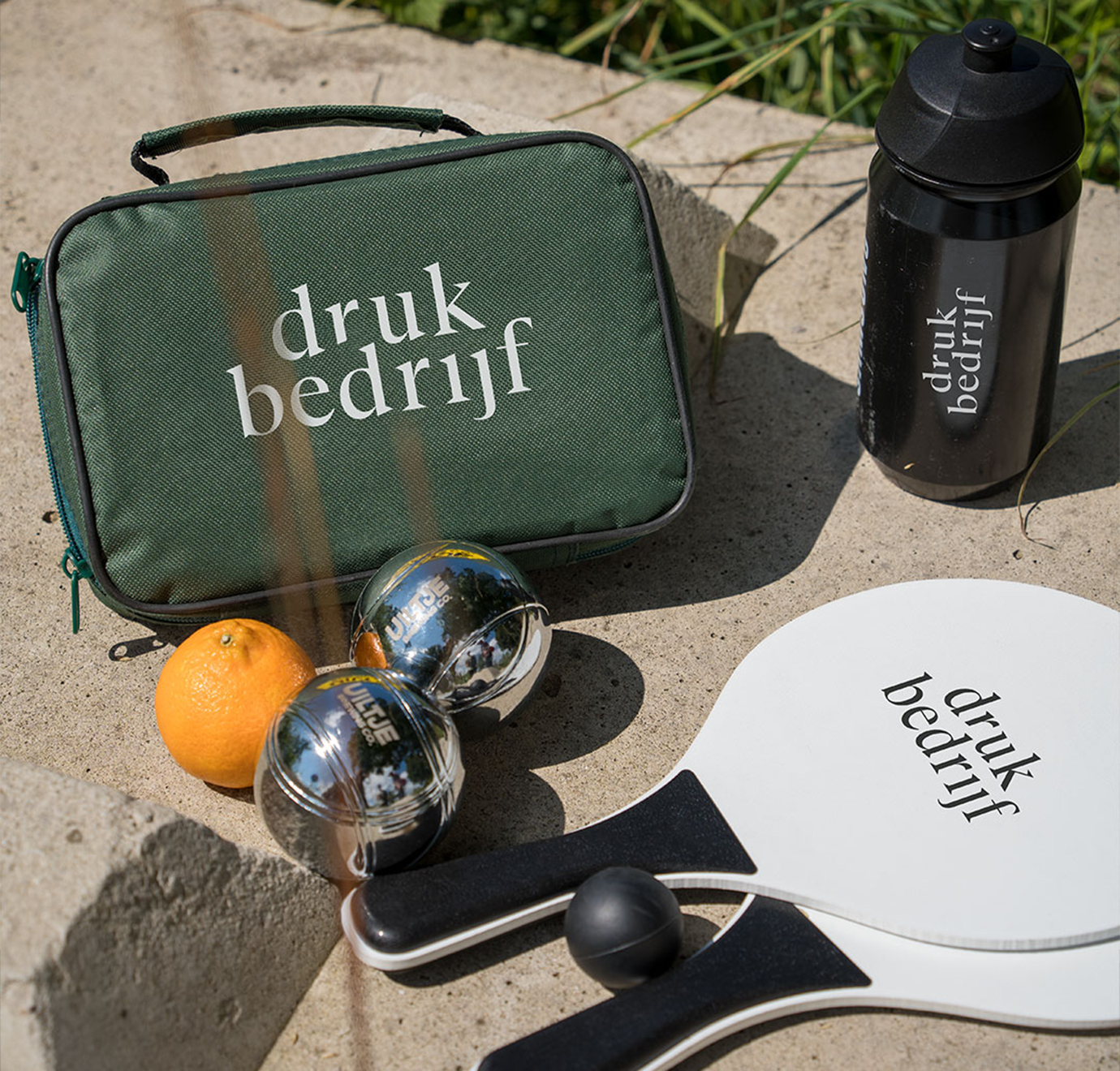 Bedrukte zomerse gadget voor spelletjes spelen strandtennis en jeu de boules en bidon bedrukt.