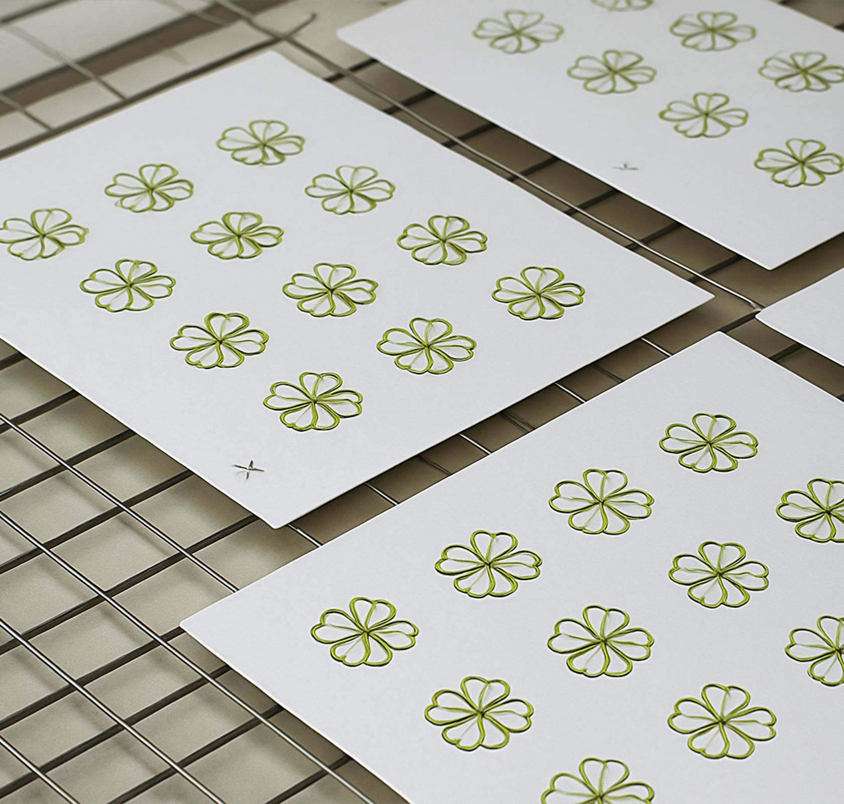 Groene klavertjes vier patroon bedrukt met zeefdruk voorbeelden van bedrukt glaswerk en servies