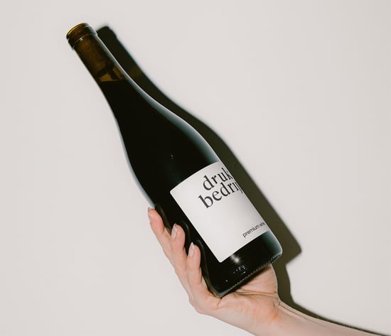 fles wijn met eigen etiket