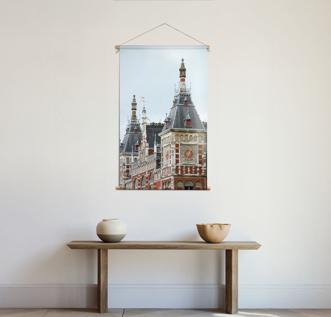 Textiel poster bedrukt met foto van Amsterdam hangt aan een muur in een minimalistisch kantoor. 