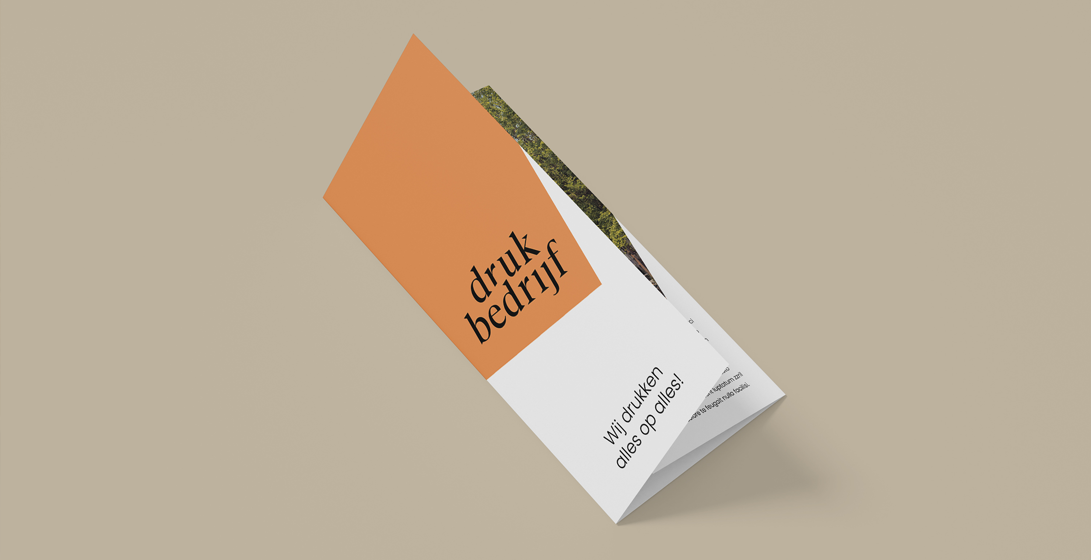 Wikkelvouw folder dicht gevouwen als voorbeeld