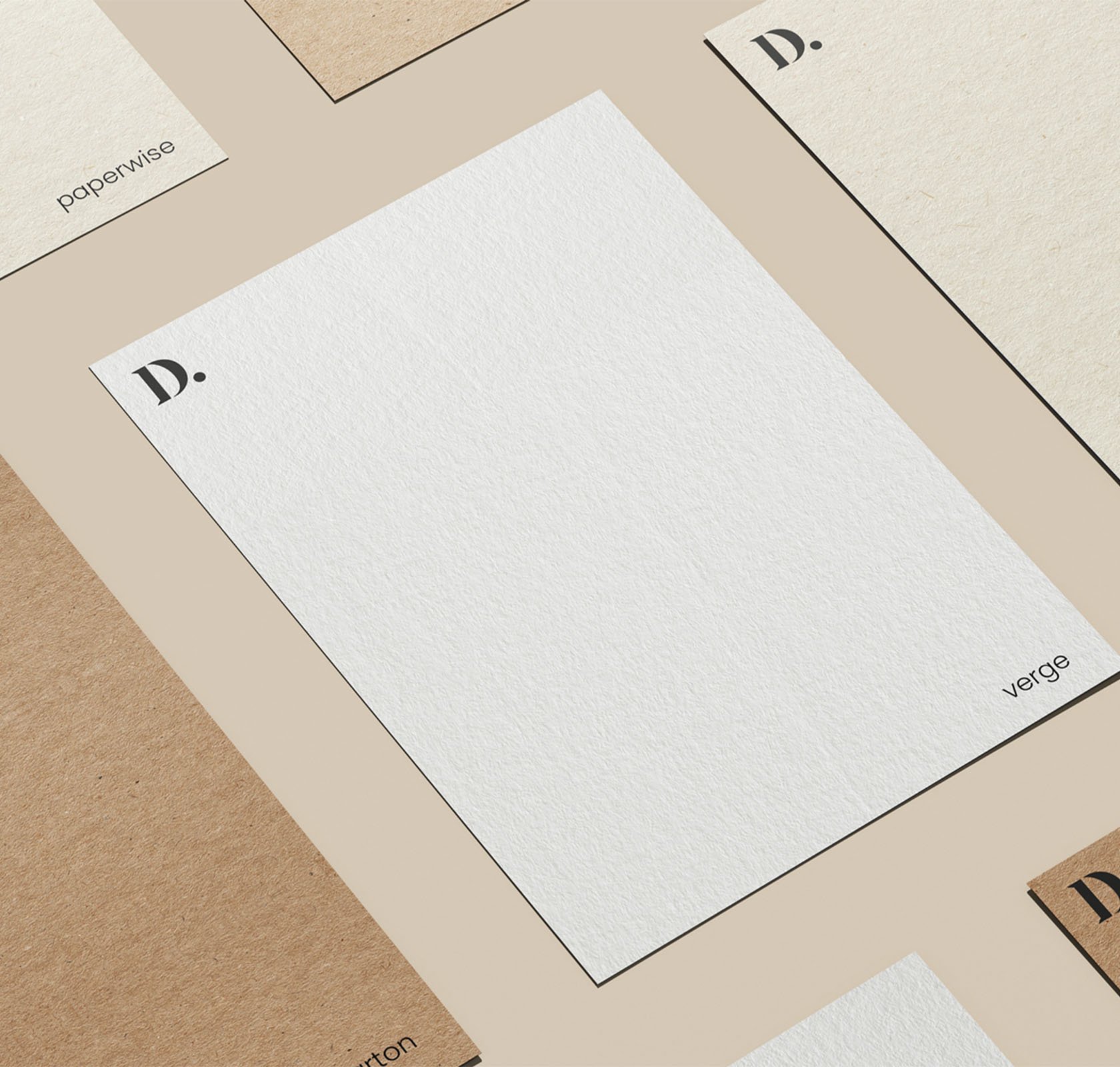 verschillende duurzame papiersoorten op beige tafel