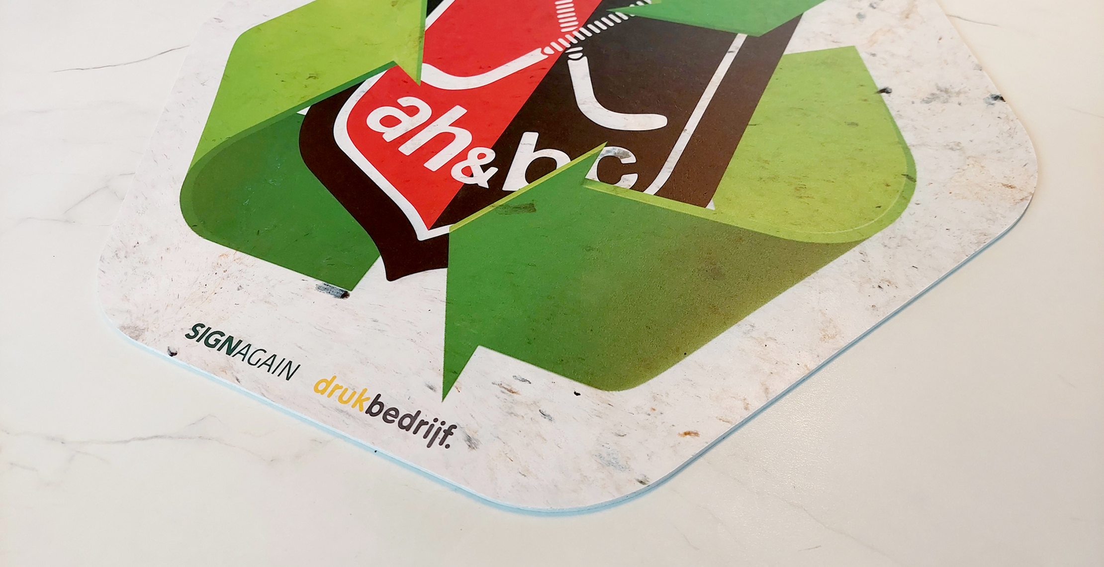 sign again plaat bedrukt voor ah&bc waar recycle teken met het logo van de hockeyclub zichtbaar is