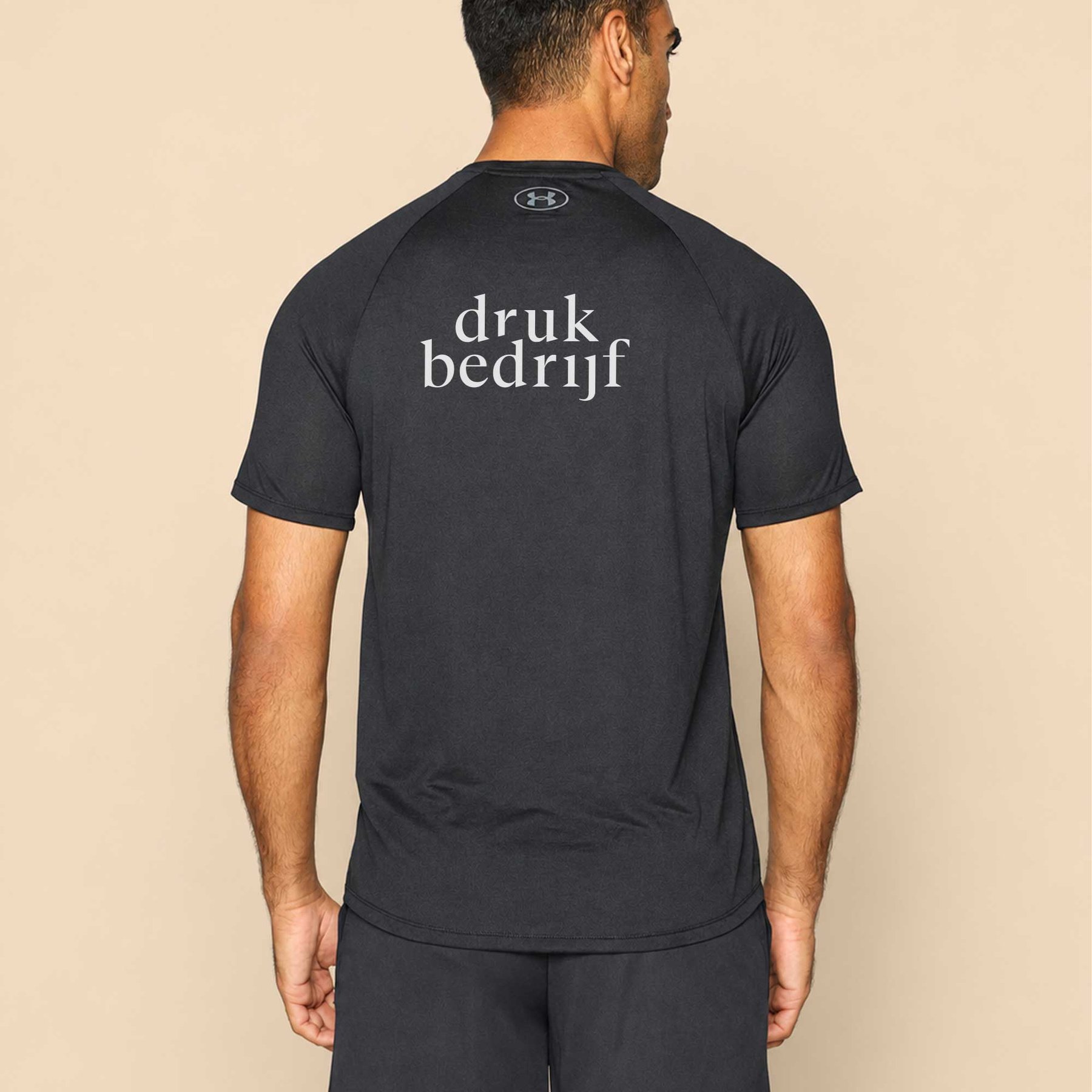 Achterzijde zwart sportshirt bedrukt