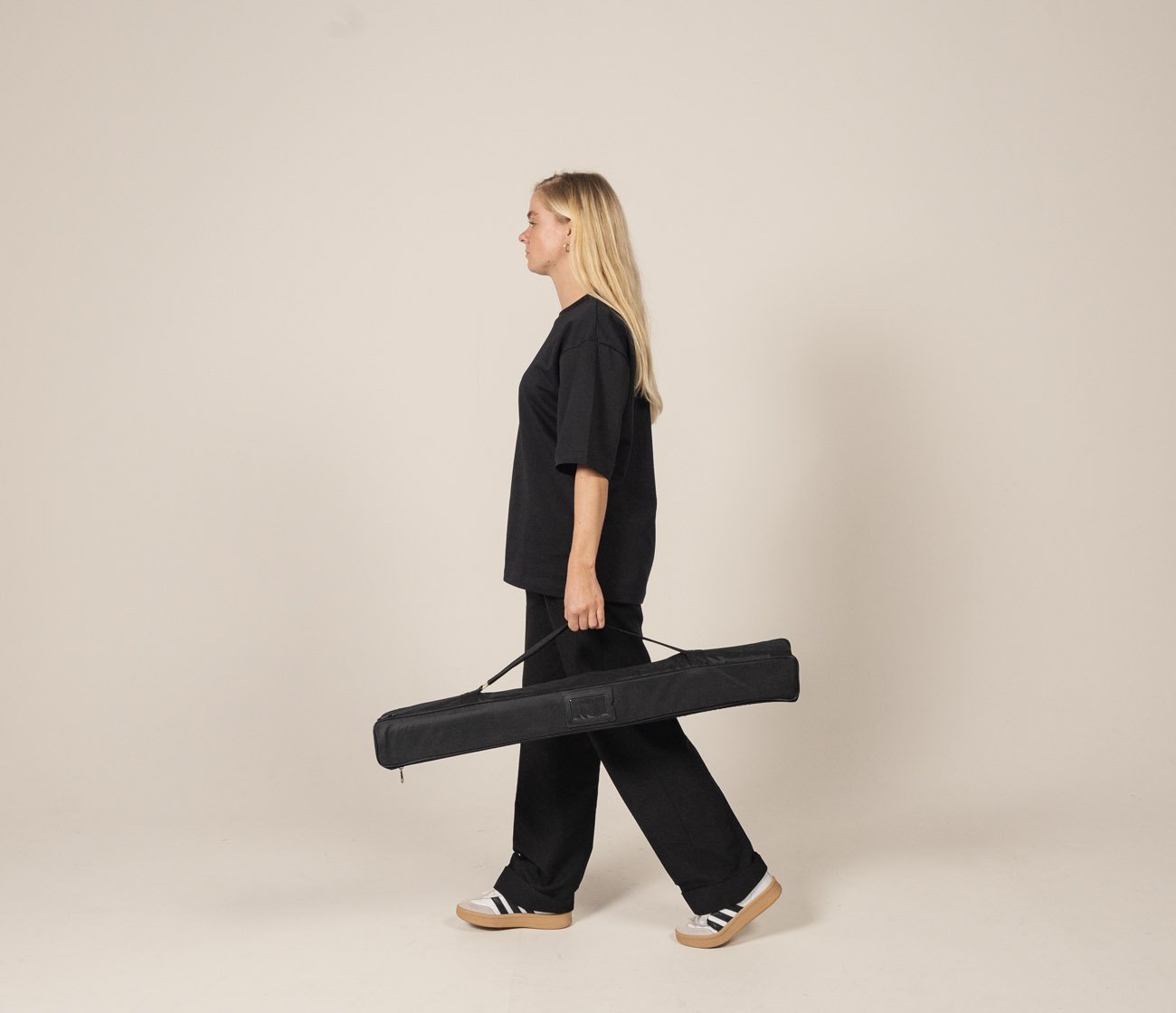 Vrouw draagt roll-up banner tas