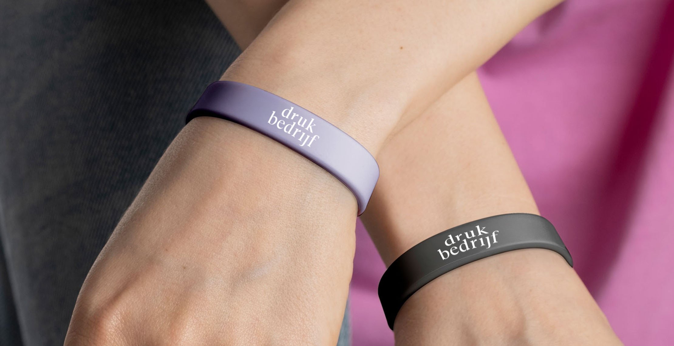 Paars en zwart bedrukt siliconen bandje met logo.