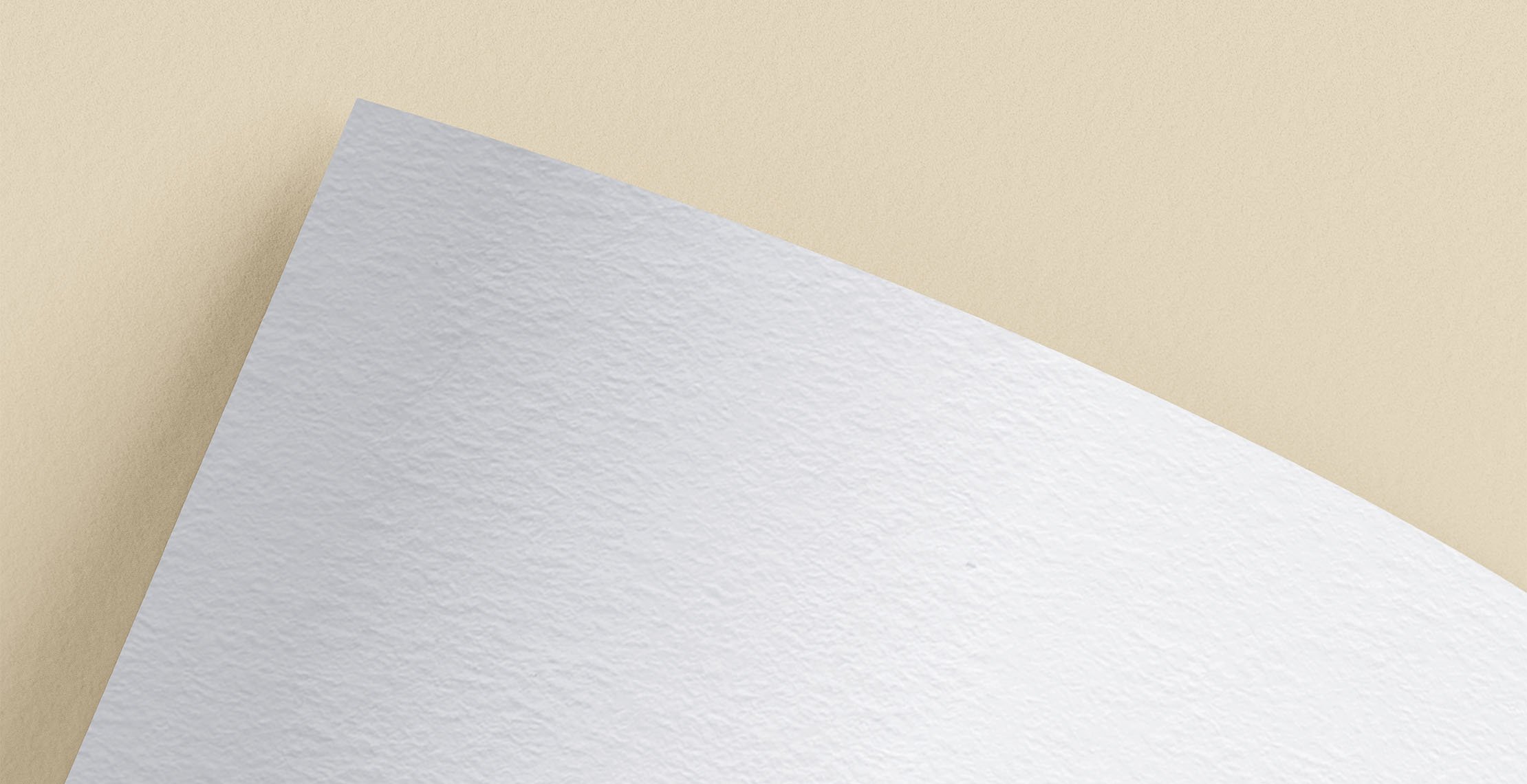 Houtvrij papier textuur zichtbaar op wit papier HVO op beige achtergrond