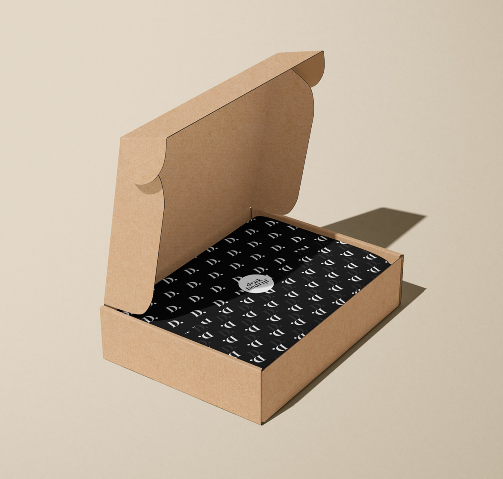 kartonnen brievenbusdoos met opvulling van zwart vloeipapier bedrukt met logo en witte sticker met logo