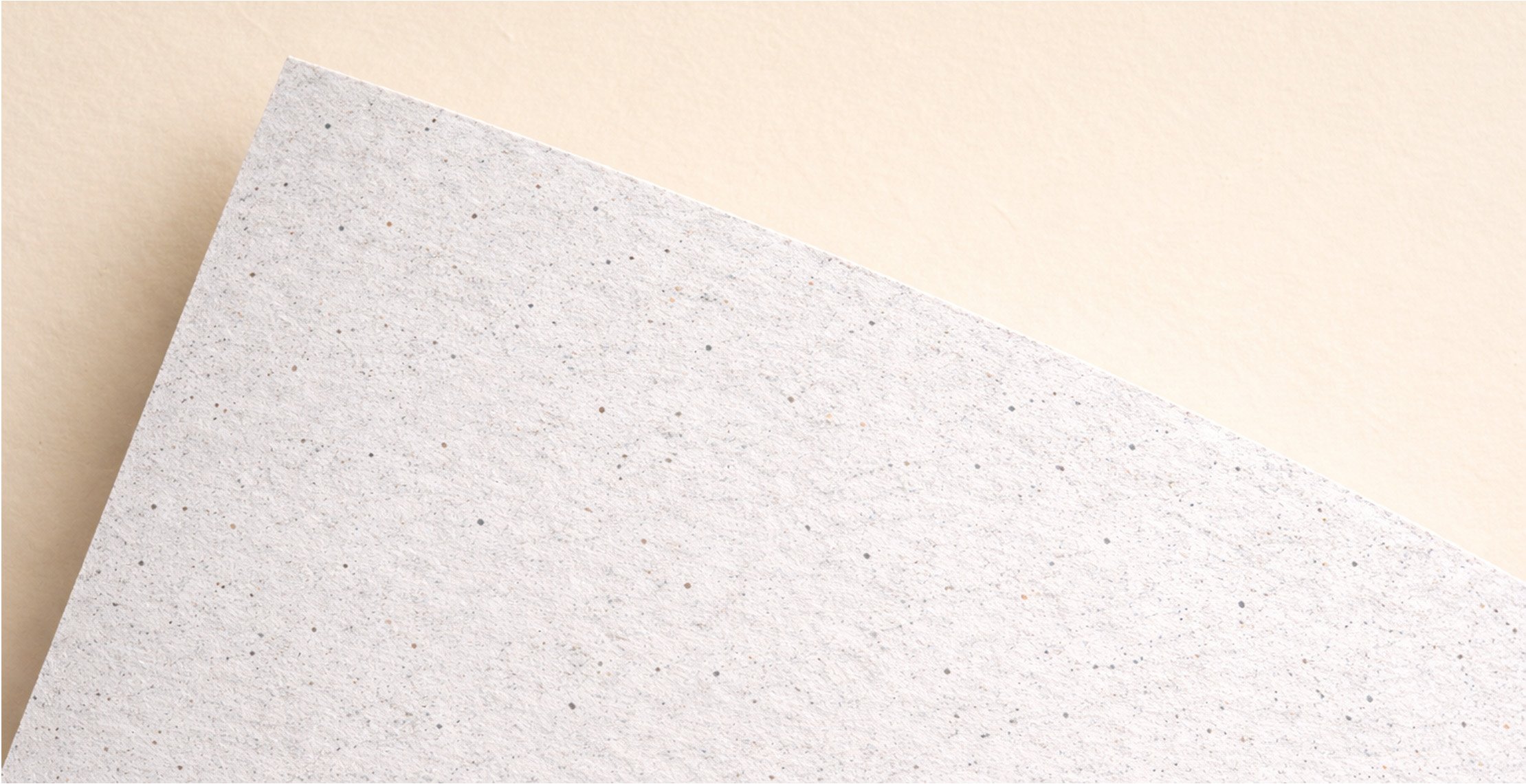 Gerecycled papier met kleine spikkels