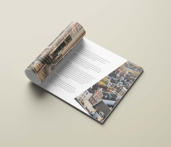 Opvallend magazine met logo voor bedrijfspresentaties