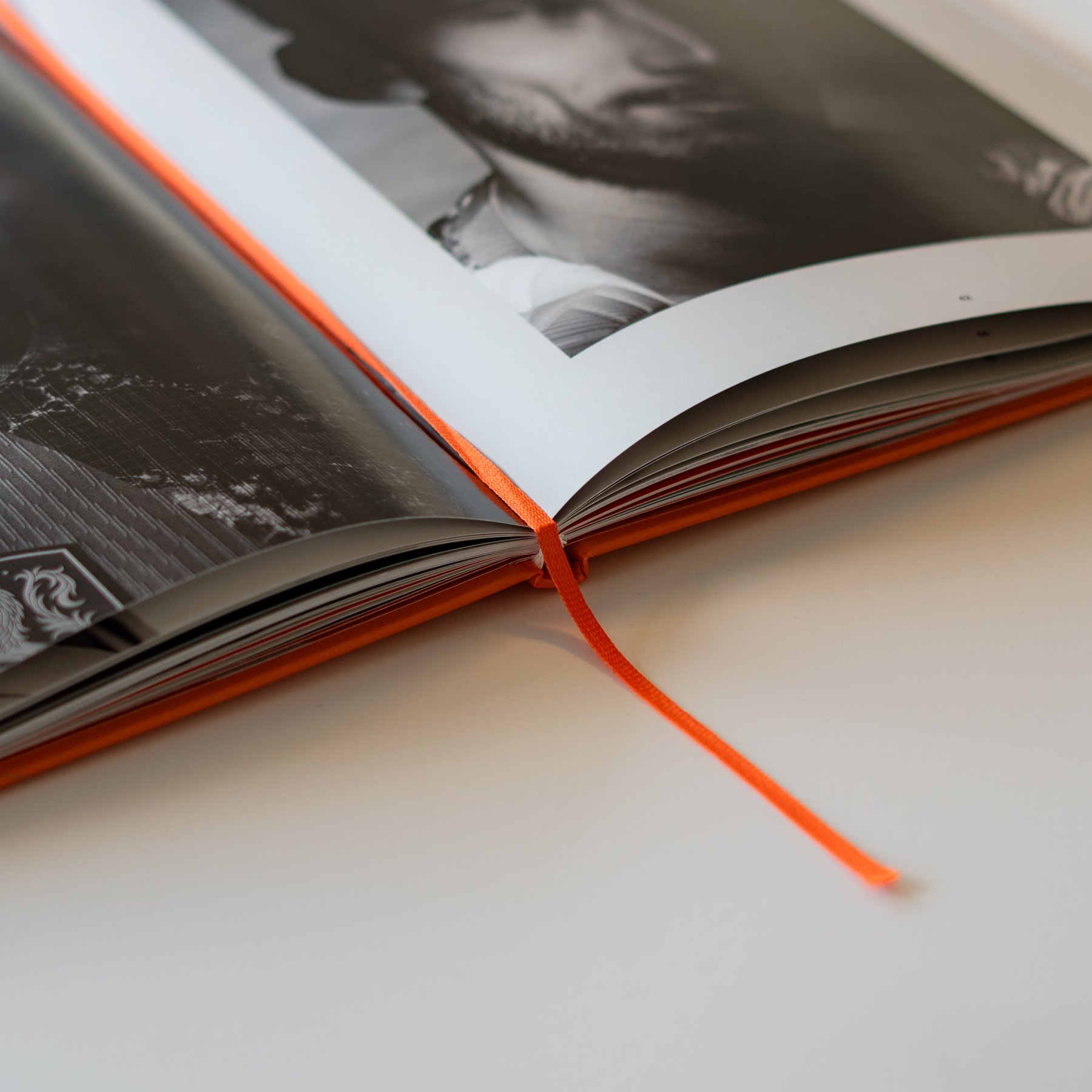 Opengeslagen boek met oranje leeslint