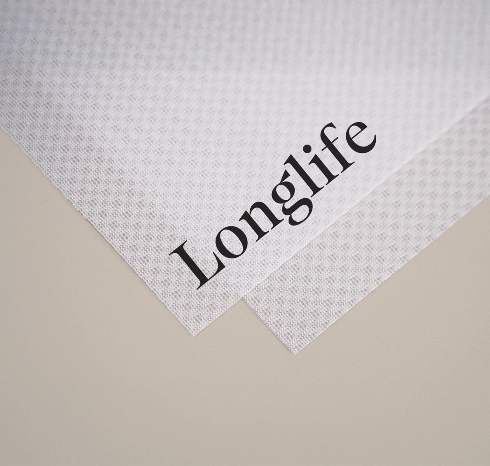 longlife bedrukt wit met zwart dubbel zodat je voor en achterkant ziet op beige achtergrond 