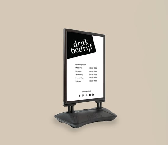 Zwart stoepbord met watertank