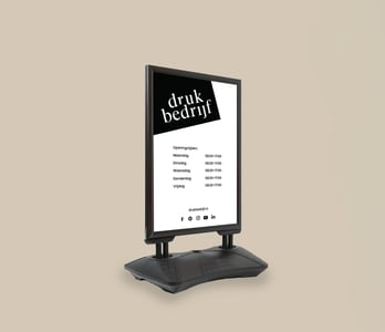 Zwart stoepbord met watertank