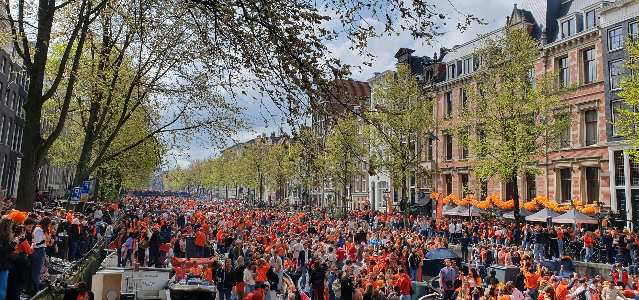 Oranje drukwerk koningsdag in Amsterdam 