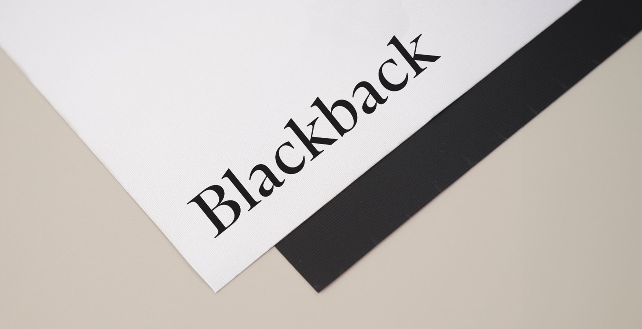 blackback materiaal voor en achterkant gefotografeerd op beige achtergrond