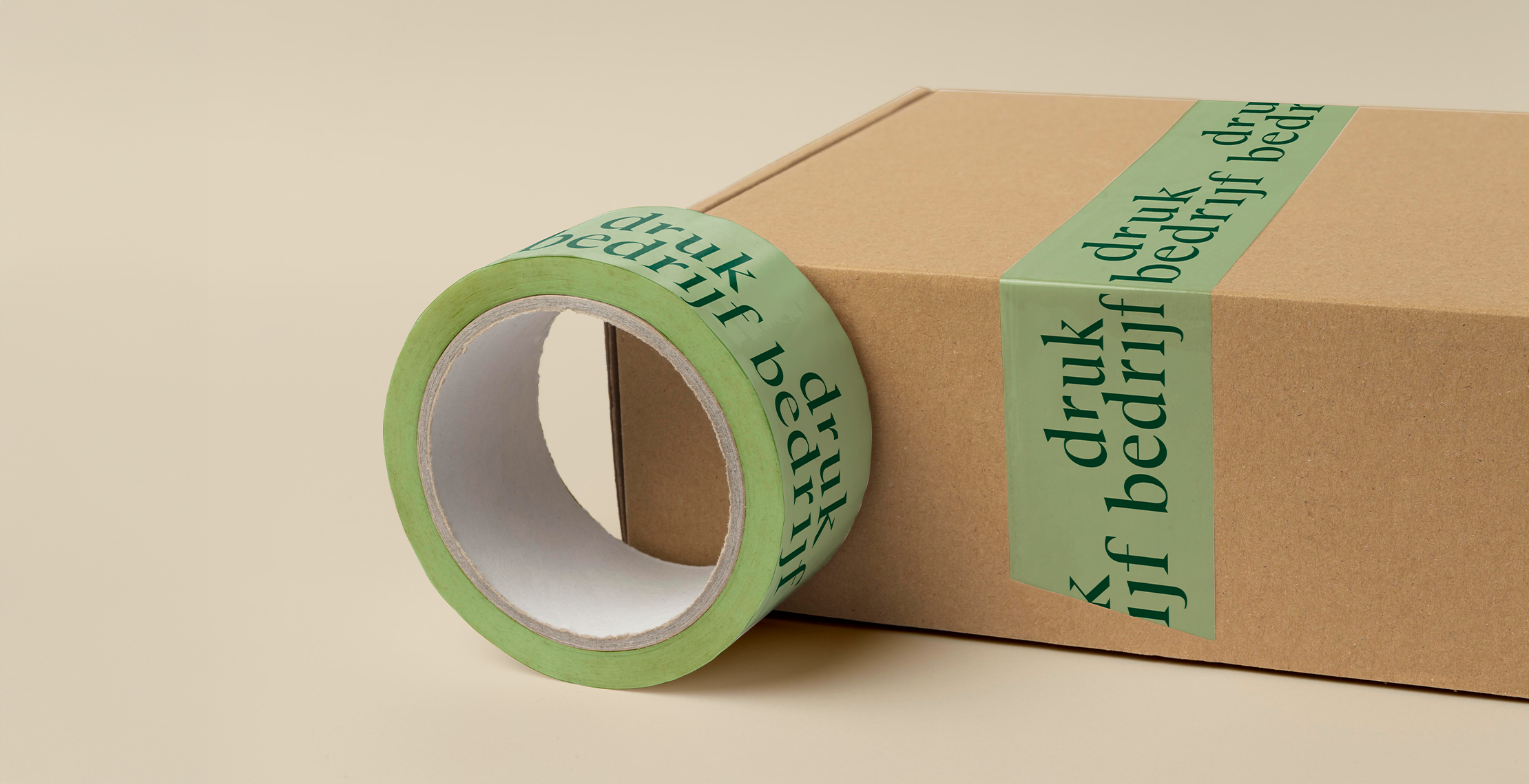 Ecotape bedrukt met logo groen en geplakt op pakket