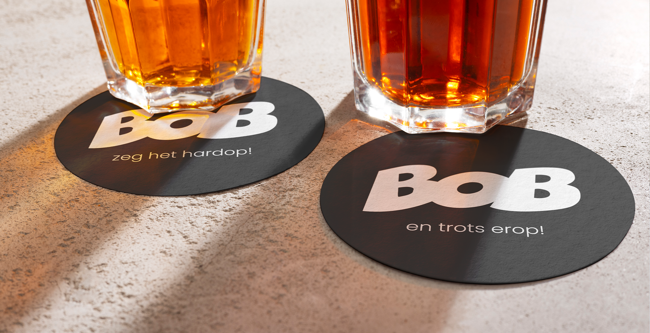 bob bierviltje op stenen tafel met tekst en thee erboven