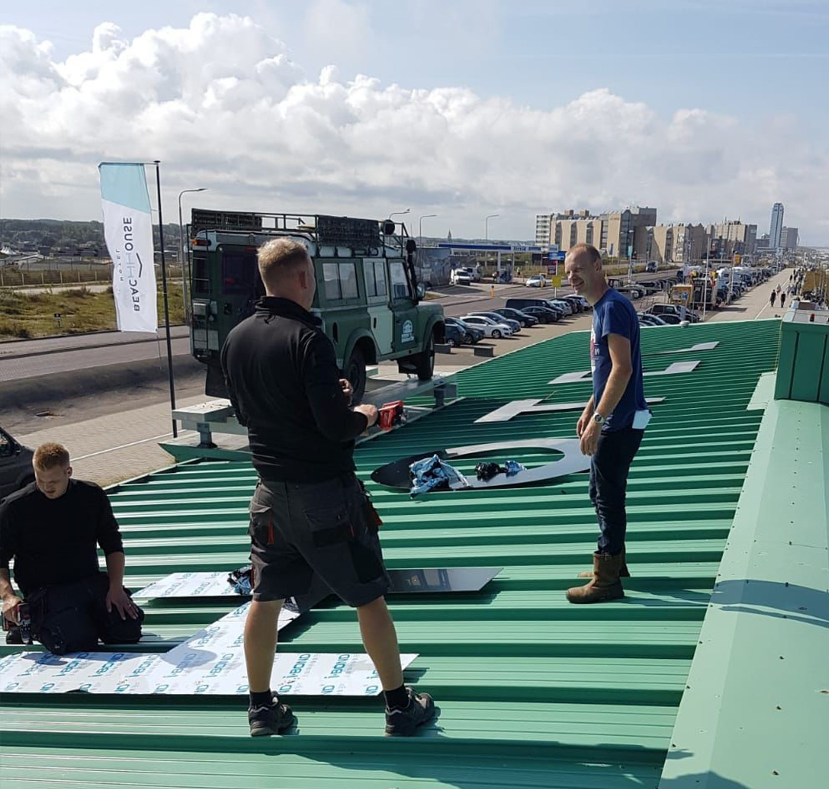 Montage freesmallen belettering dak beachhouse zandvoort