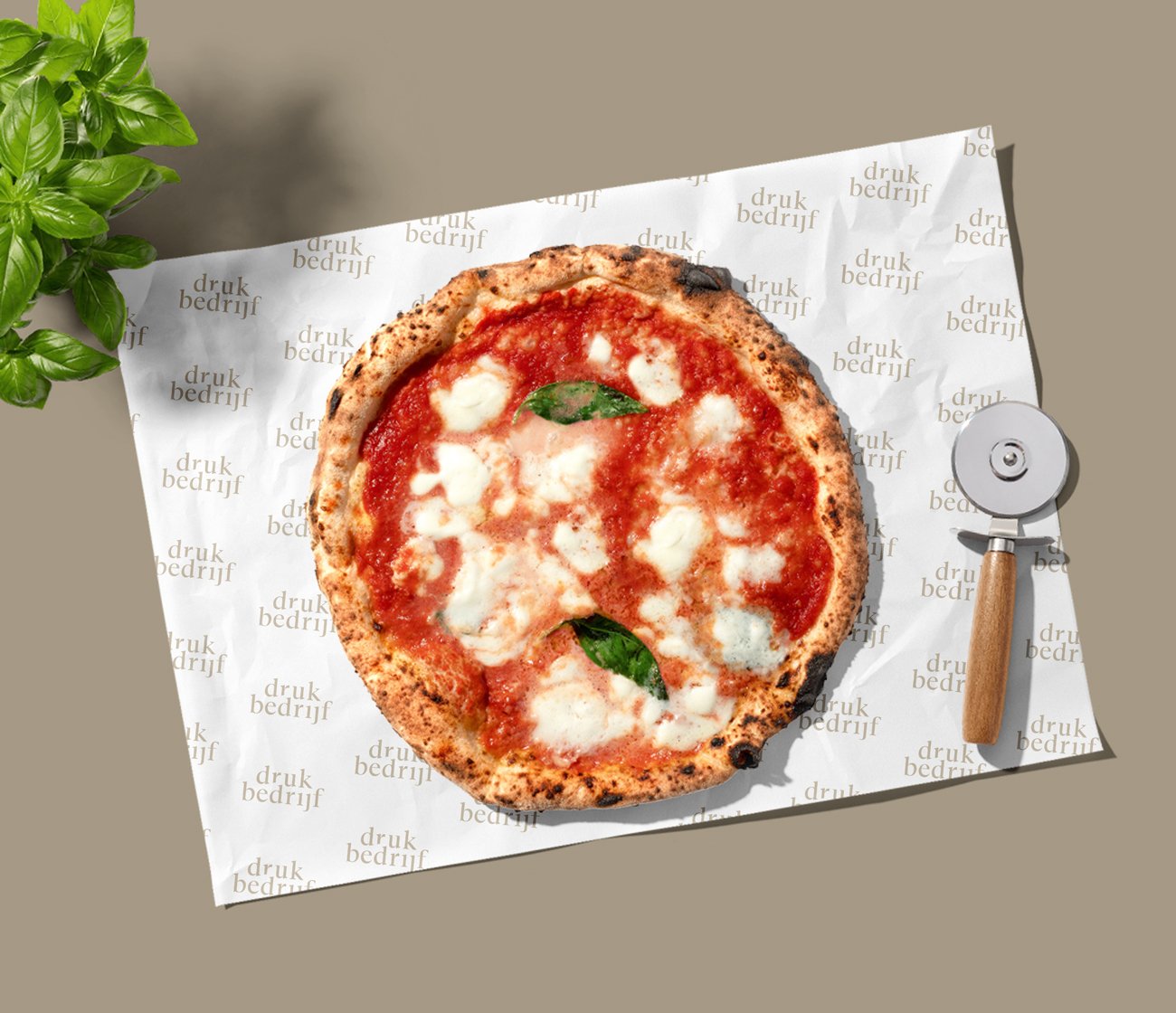 vetvrij papier vellen onder pizza met vetvrij papier