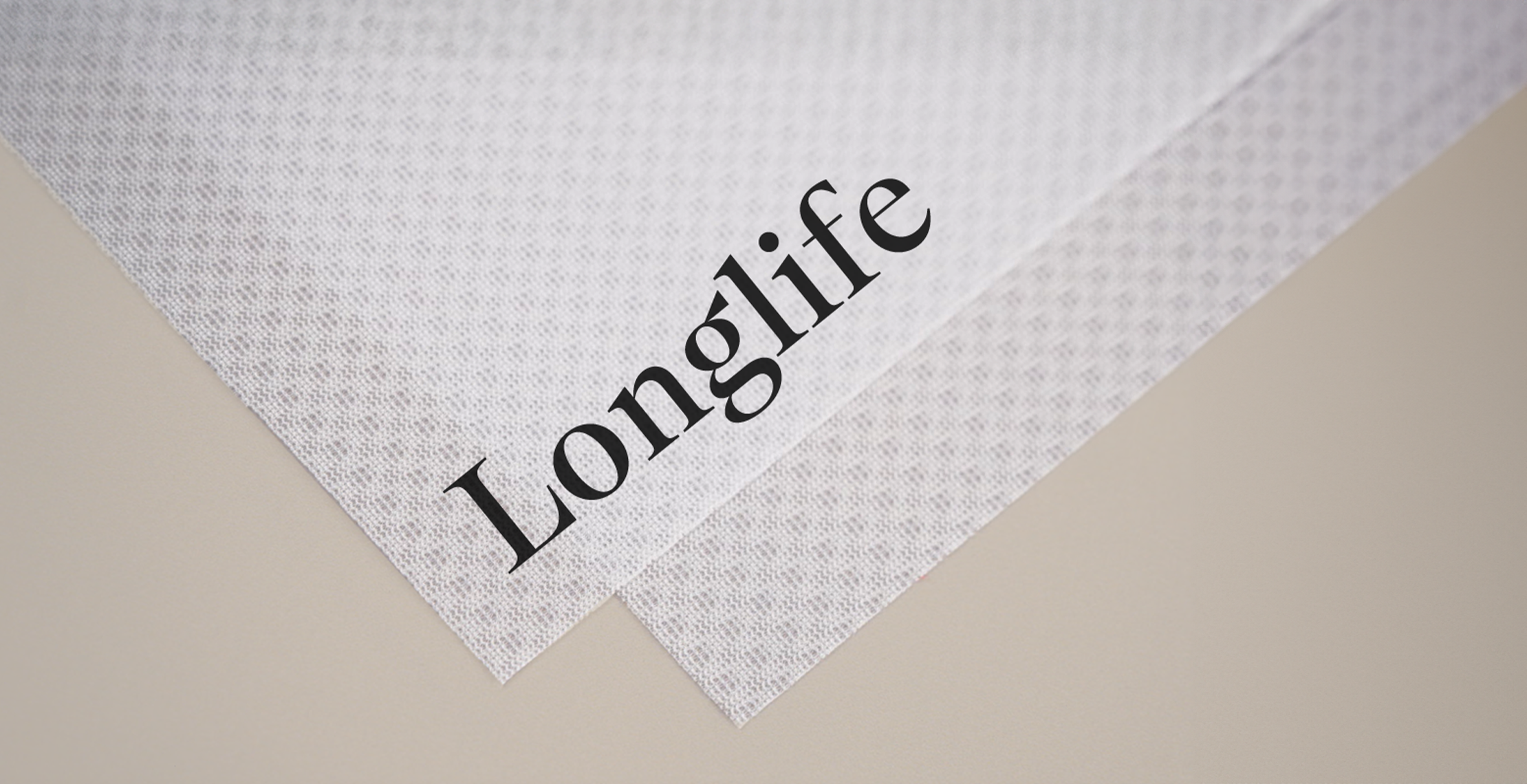 Longlife vlagmateriaal voor en achterkant zichtbaar op beige achtergrond