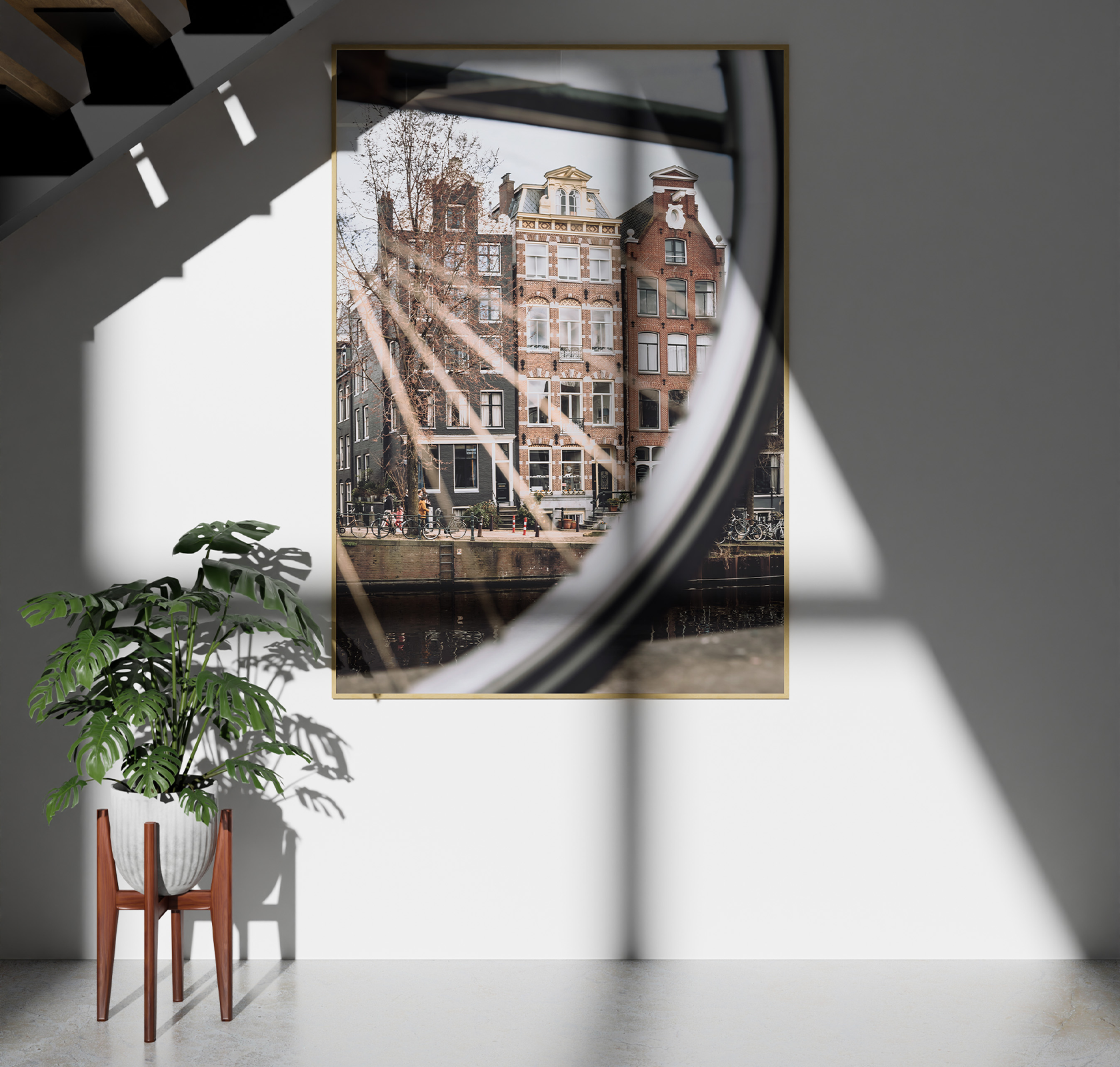 Foto op dibond bedrukt met schaduw en onder trap met plantje foto van amsterdam met fiets erbij. 