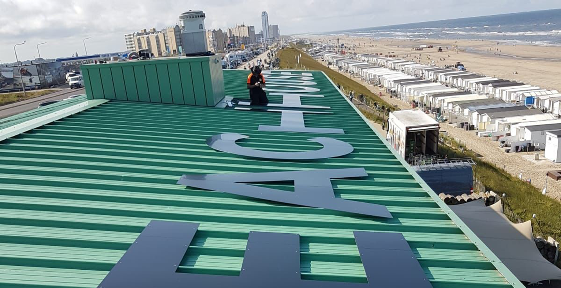 Belettering dak beachhouse zandvoort