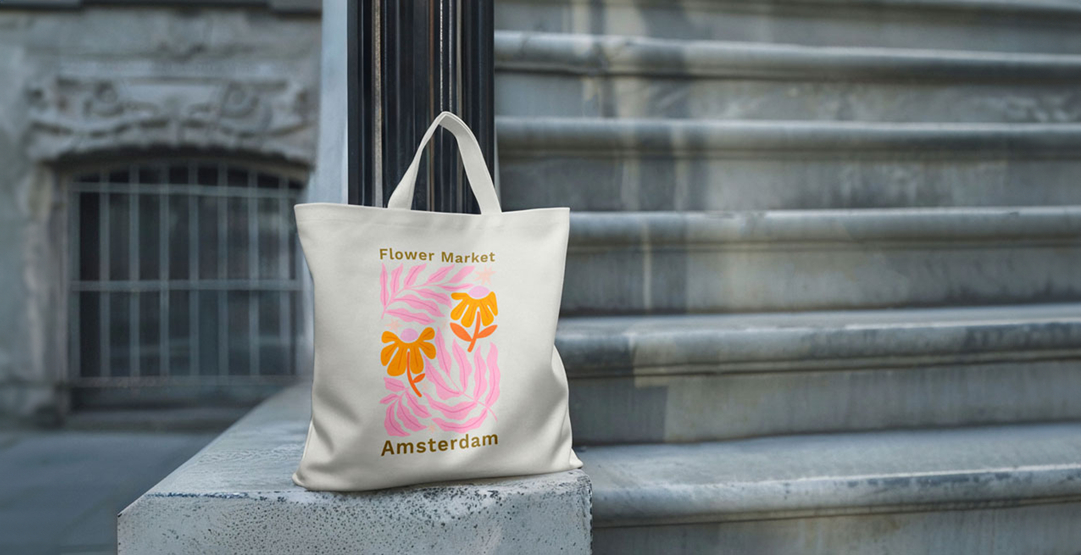 canvas tas op trap bedrukt met amstedamse bloemenprint