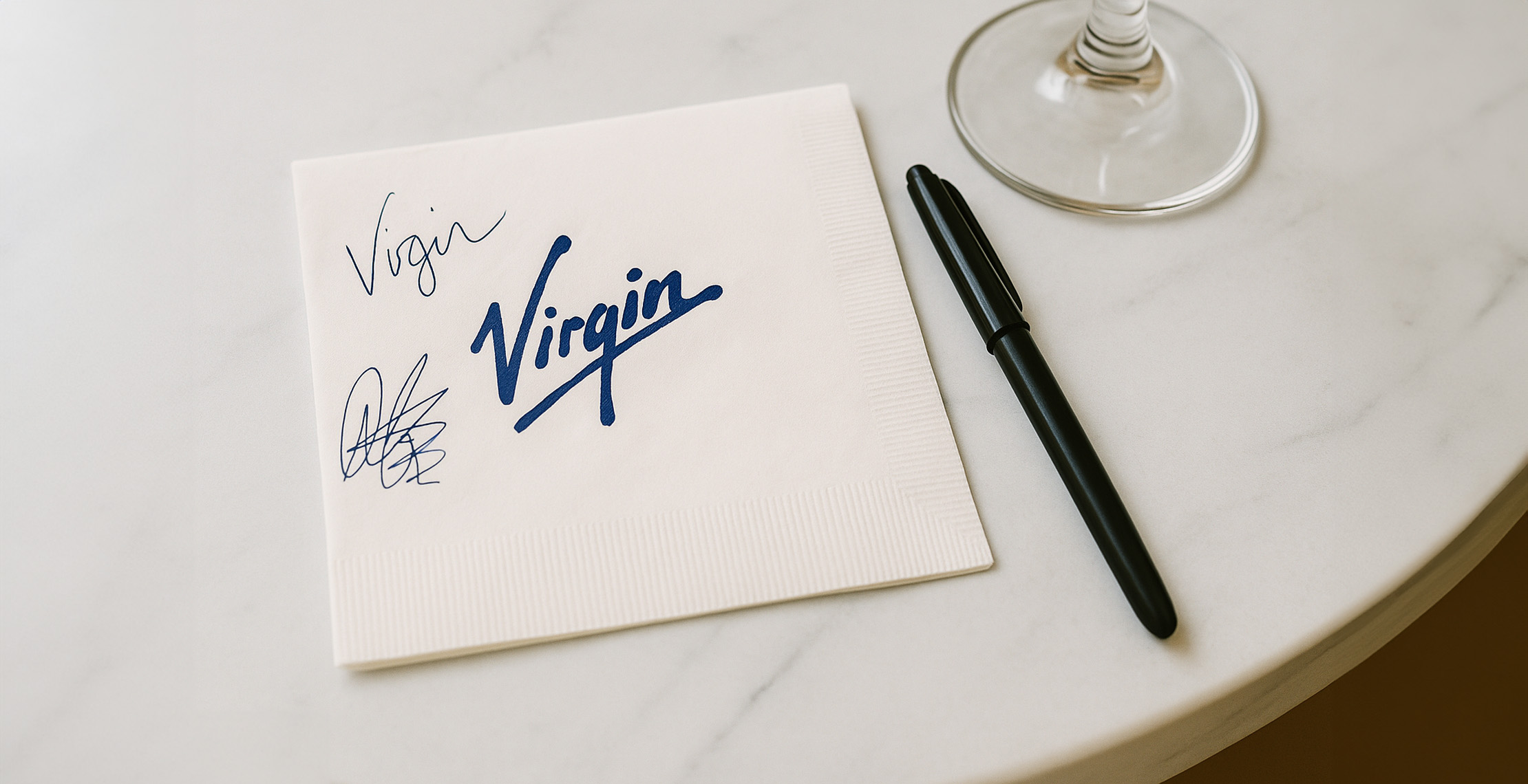 Virgin airlines logo idee op servetjes geschetst.