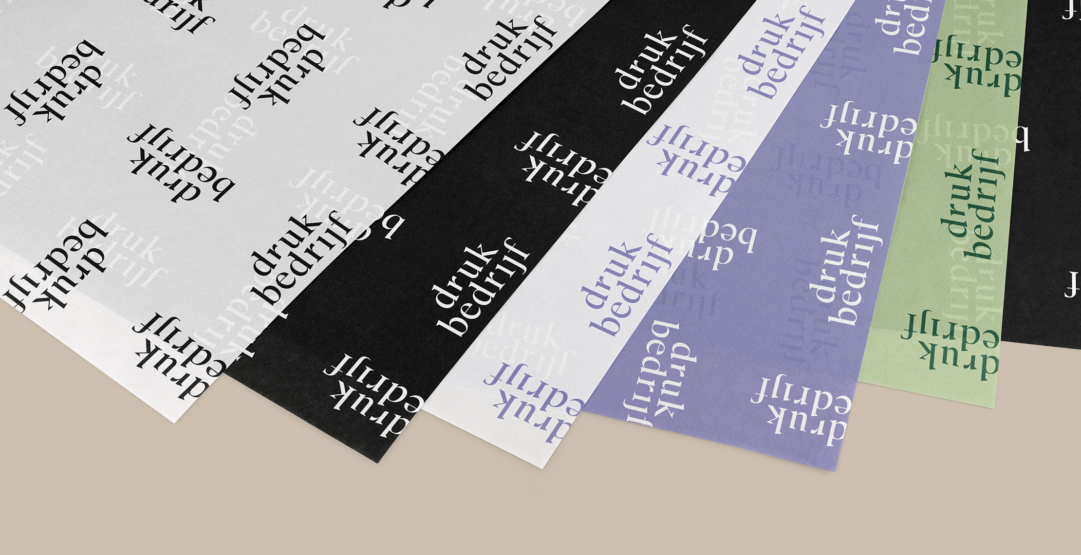 verschillende kleuren vloeipapier bedrukt met logo van drukbedrijf in wit, zwart, paars, groen en mix. 