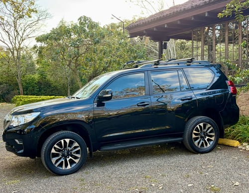 Foto de toyota land cruiser prado 2023