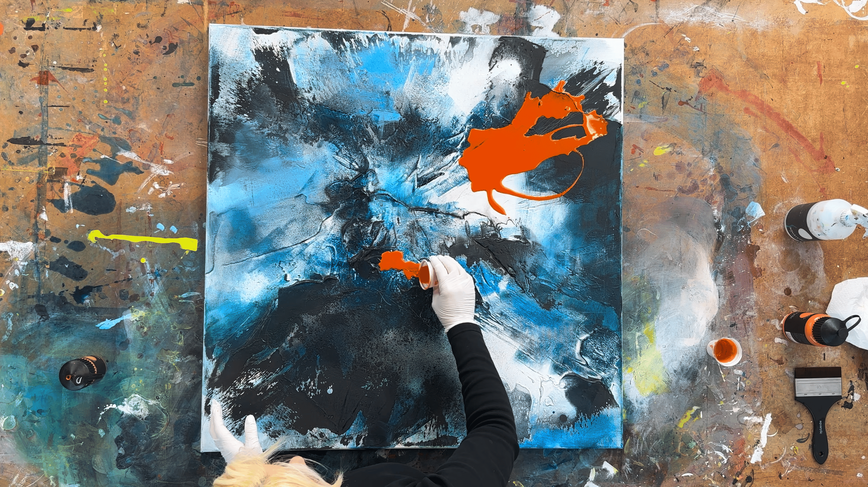 Abstraktion: Gespachtelt, gepinselt und geschüttet