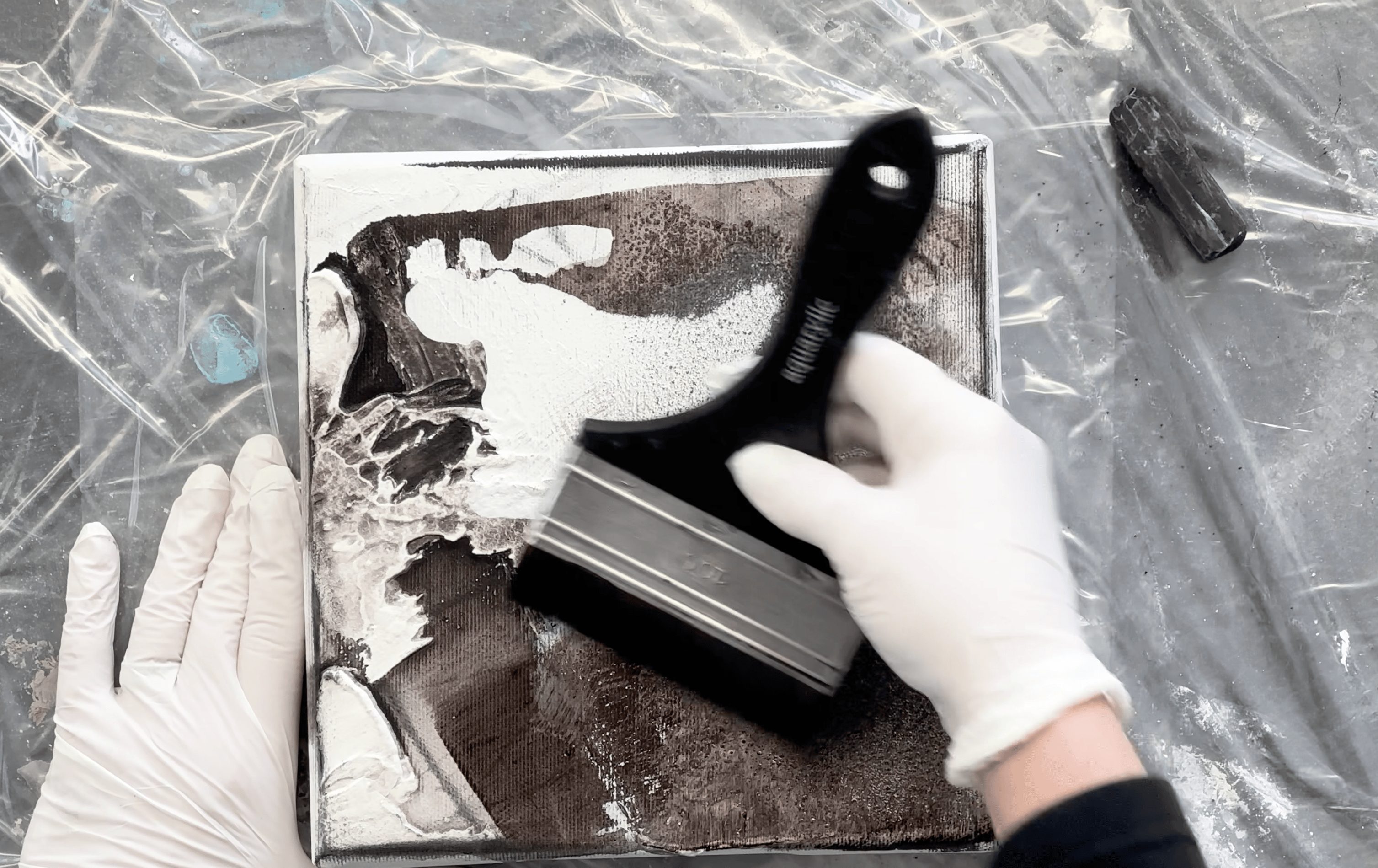 Monochrome Malerei: Reduktion trifft auf Technik und Material