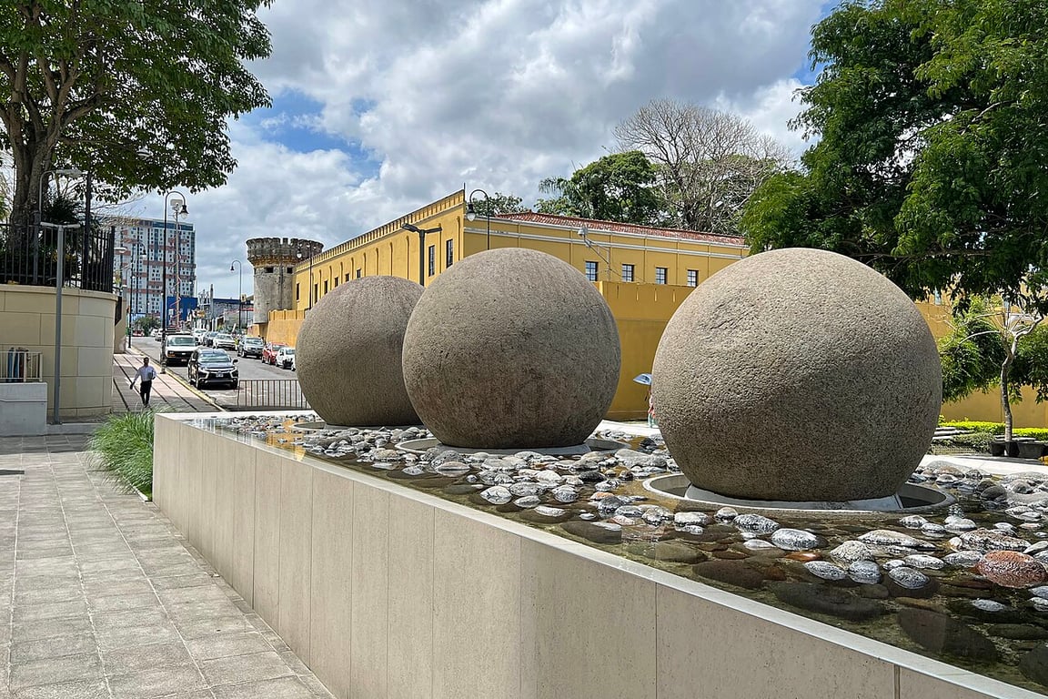 Diquis Stone Spheres At The Main Entrance Of Costa Ricas New Legislative Assembly Building San Jose — The Diquis Stone Spheres