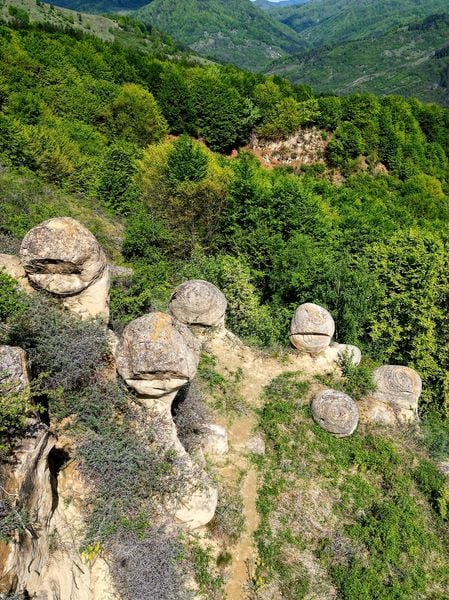 Trovantii De La Chiojdu 5 — Day 1, Luana's County Themed Tour