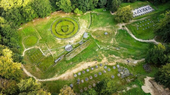 Aerial View Sarmisagetusa Regia Orastie Mountains — Sarmizegetusa Regia