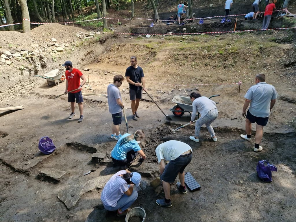 Archaeological Dig Tilisca Dacian — Day 3, Dacian Archaeology