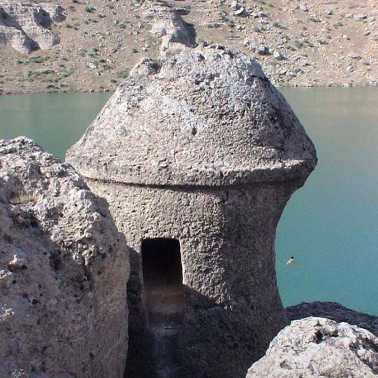 Closeup Stone Tower Egil Castle Anatolia — Egil Rock-Cut Castle 
