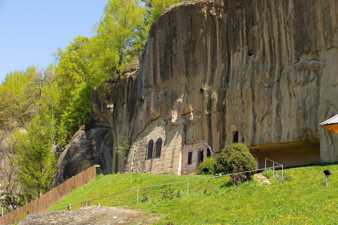 Cover Stone Ravens Monestery Entrance Mukakj0g — Stone Ravens Monastery (Corbii de Piatra)