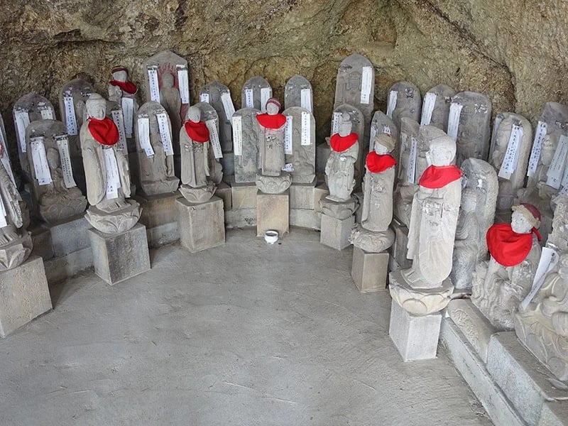 Altars Japan Ancient Site — Yoshimi Hundred Caves