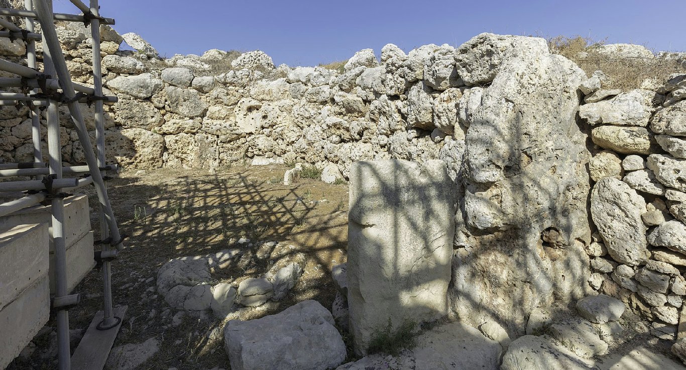 Gantija Temples Interior Path 114 Wm 122610254 — Ġgantija Temples