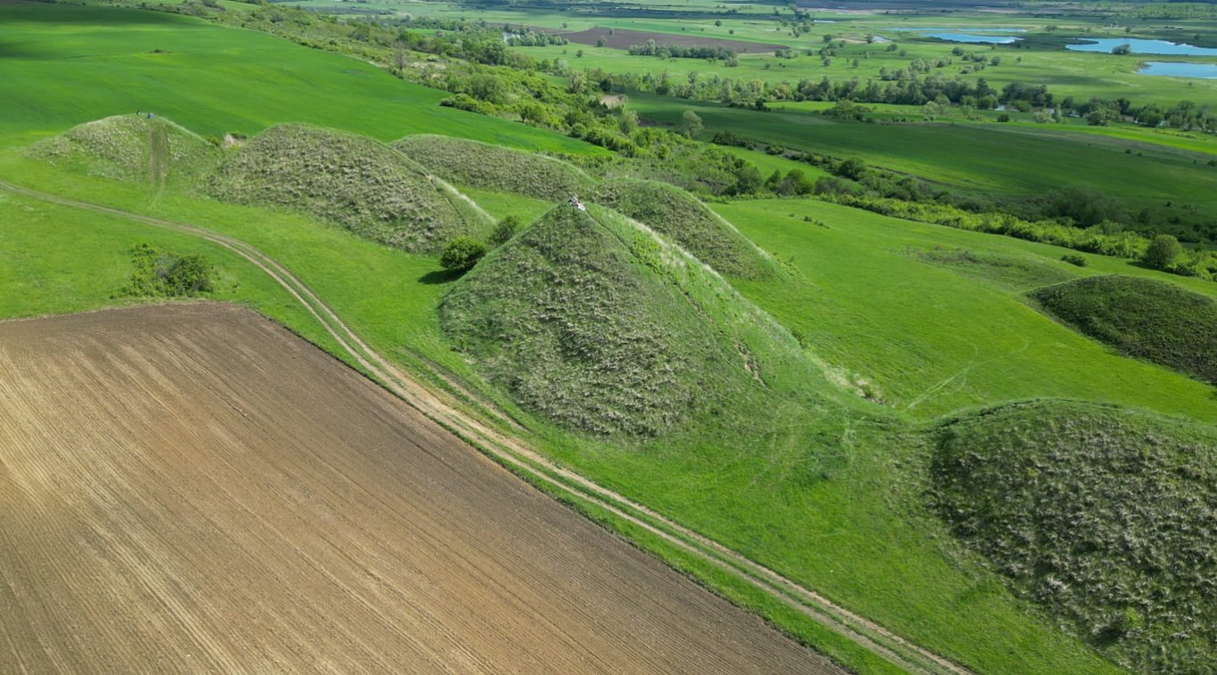 Mounds Sona People On Top — Sona Mounds (Movilele de la Sona)