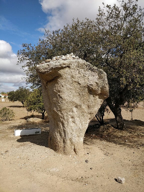 Rocha Dos Namorados Megalith 109 Wm 83316350 — Rocha dos Namorados