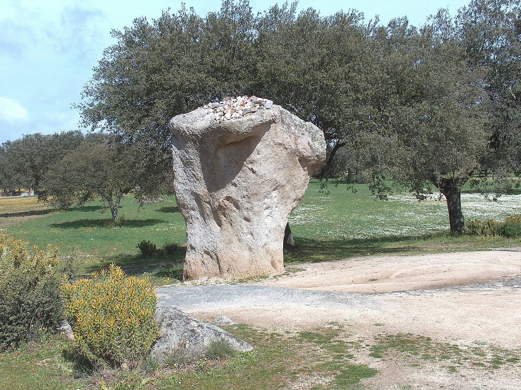 Rocha Dos Namorados Menir 109 Wm 641237 — Rocha dos Namorados