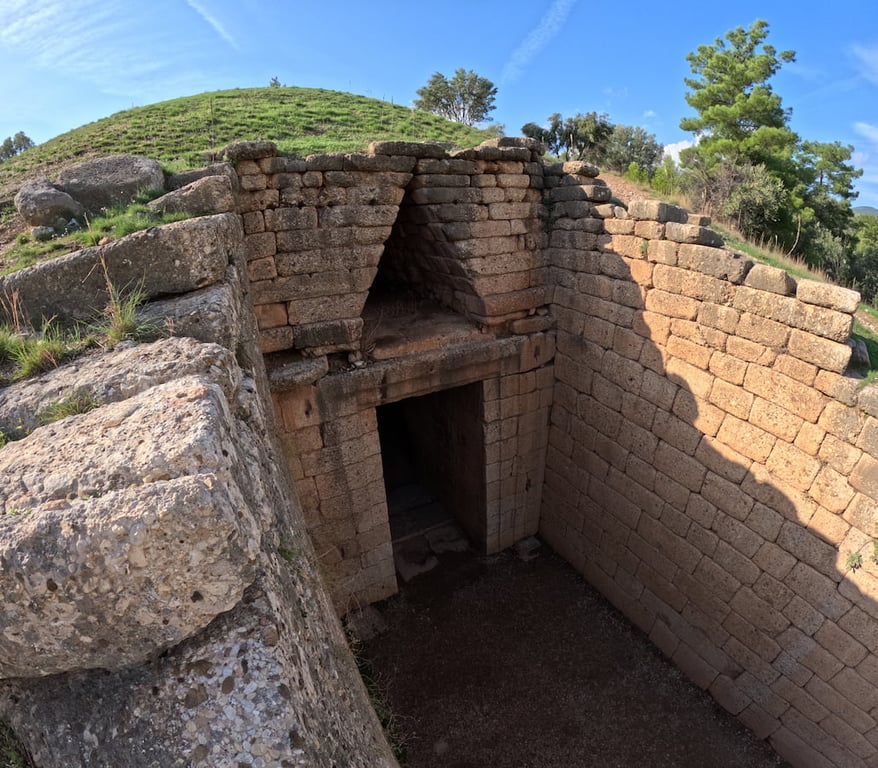 Sideview Atreus Treasury Greece — Treasury of Atreus