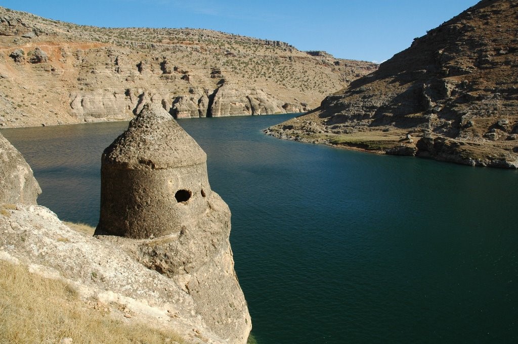 Stone Tower Over Lake Egil Anatolia — Egil Rock-Cut Castle 