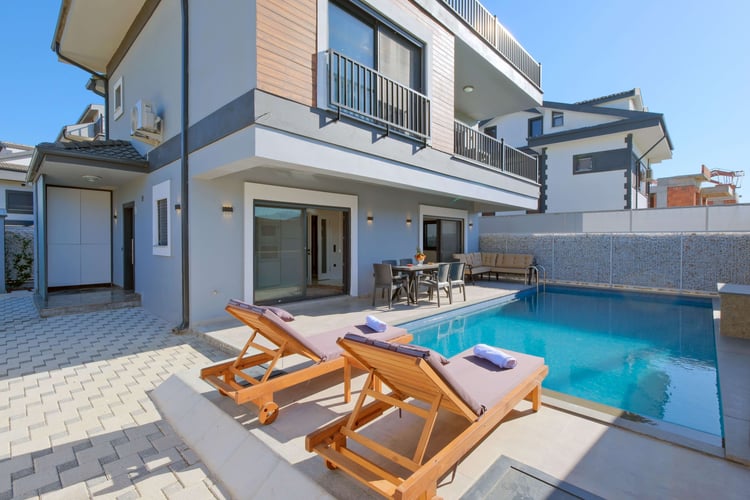 Villa White Day 1 