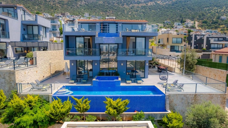 Villa Waterfall 1