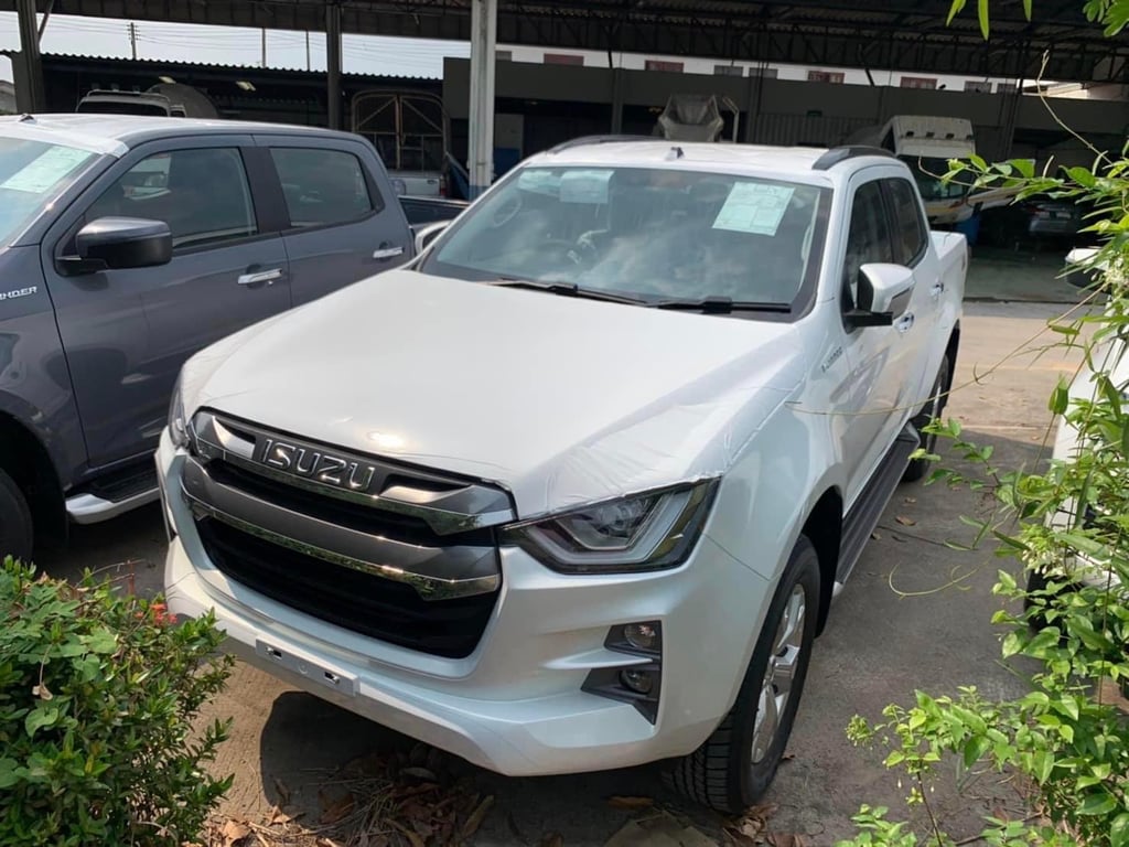 2025 Isuzu D-Max Double Cab V-Cross Z 3.0L Diesel 4x4 6MT RHD